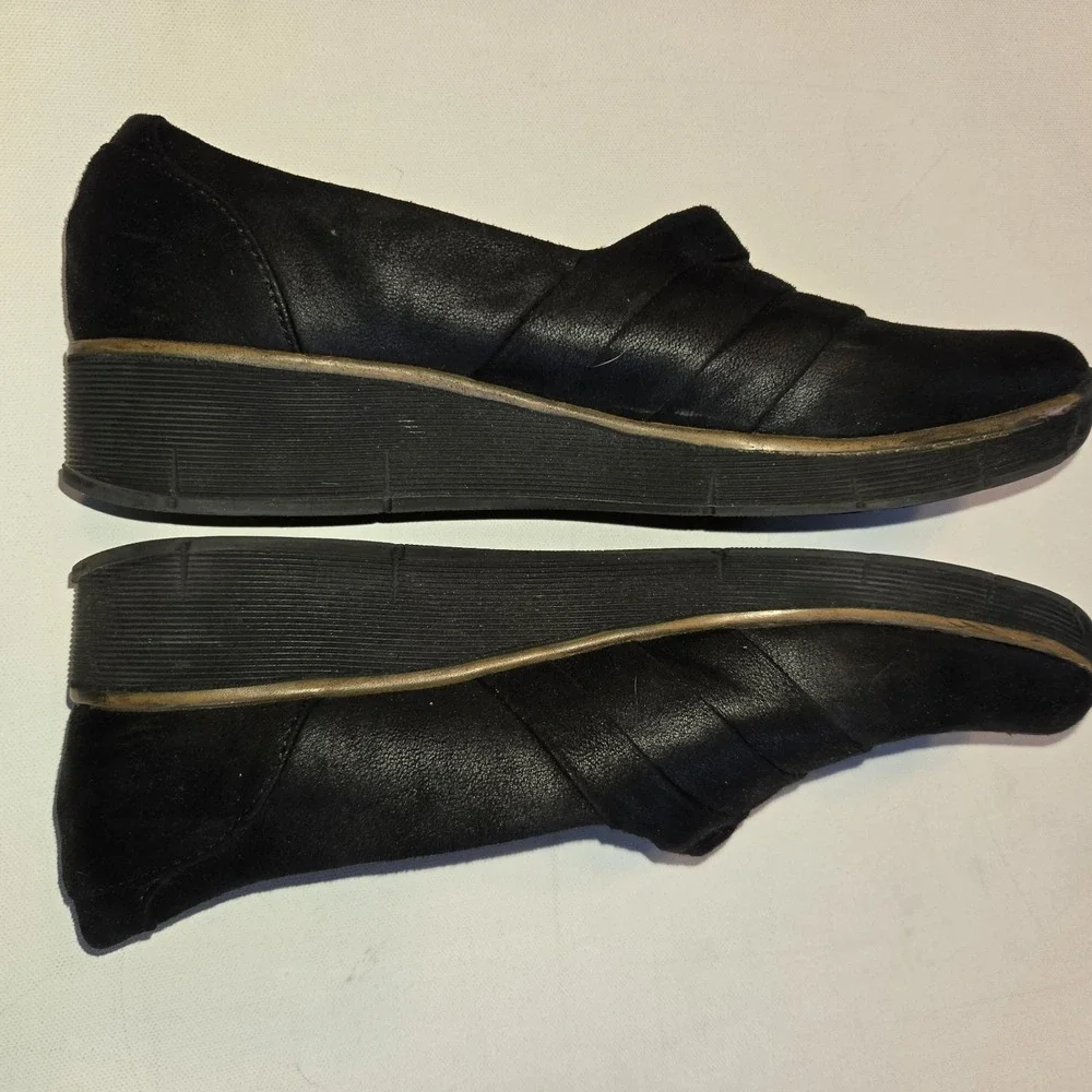 True Baretraps Gisela Black Low Wedge Slip‎ On Comfort Womens Loafer Shoe 9